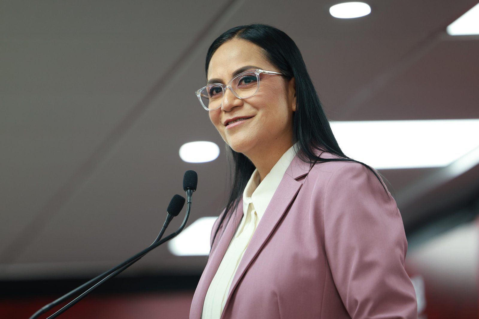 Ariadna Montiel cuestiona a Jorge Romero por gira europea en pleno arranque electoral