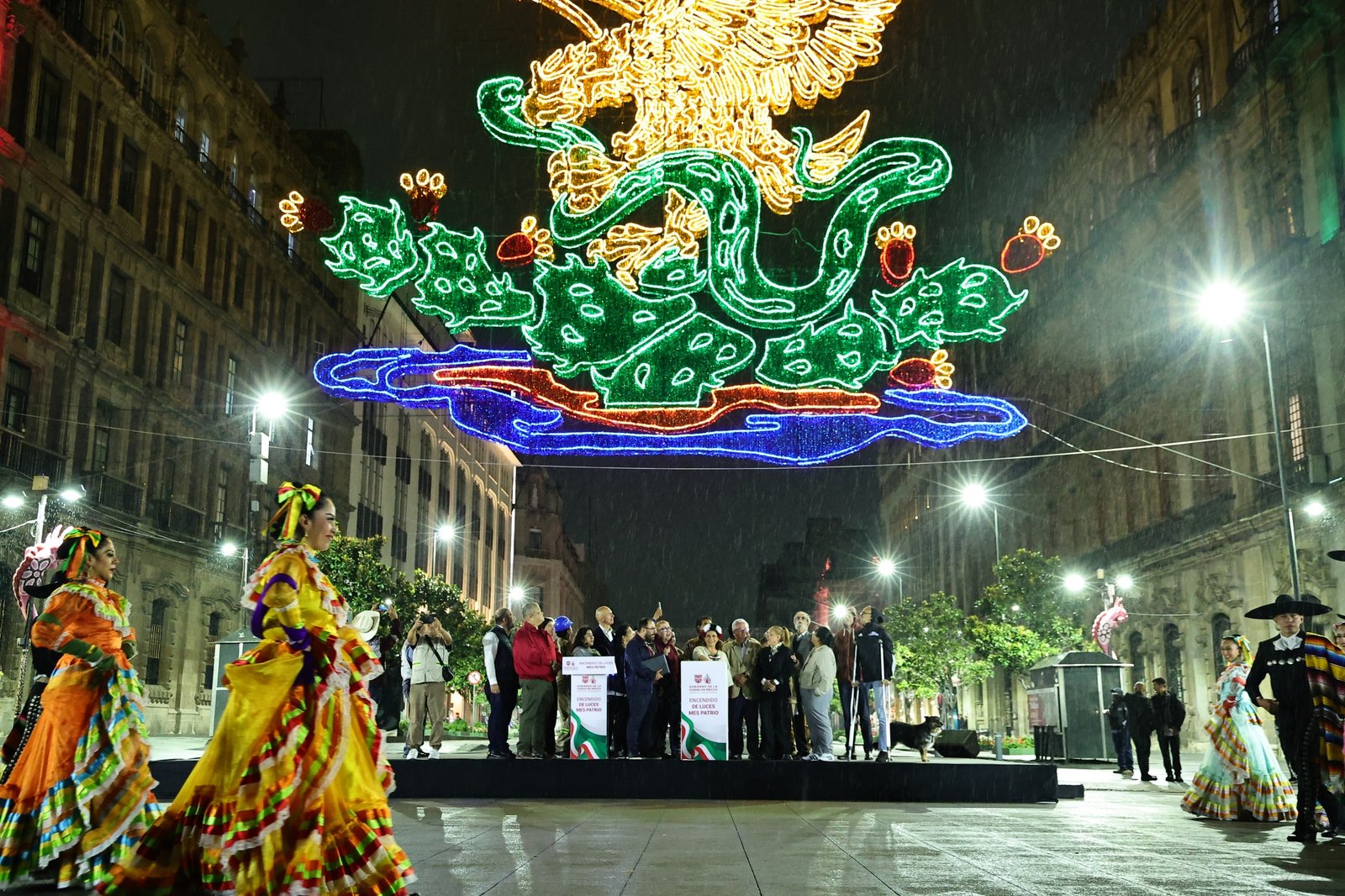 Brugada ilumina el Zócalo con homenaje a las mujeres que hicieron historia en la Independencia