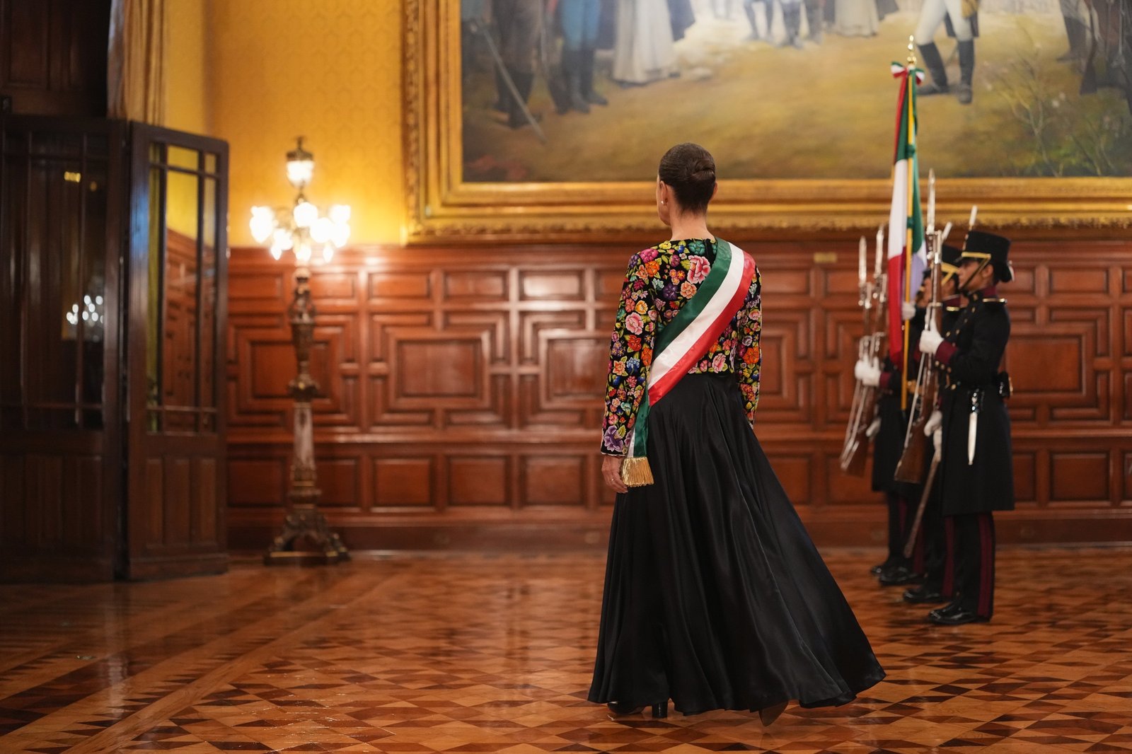 Artesanas muxe de Juchitán bordan el vestido del Grito de Sheinbaum