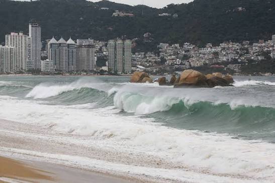 Polo golpea a Acapulco con fuerte oleaje y vientos