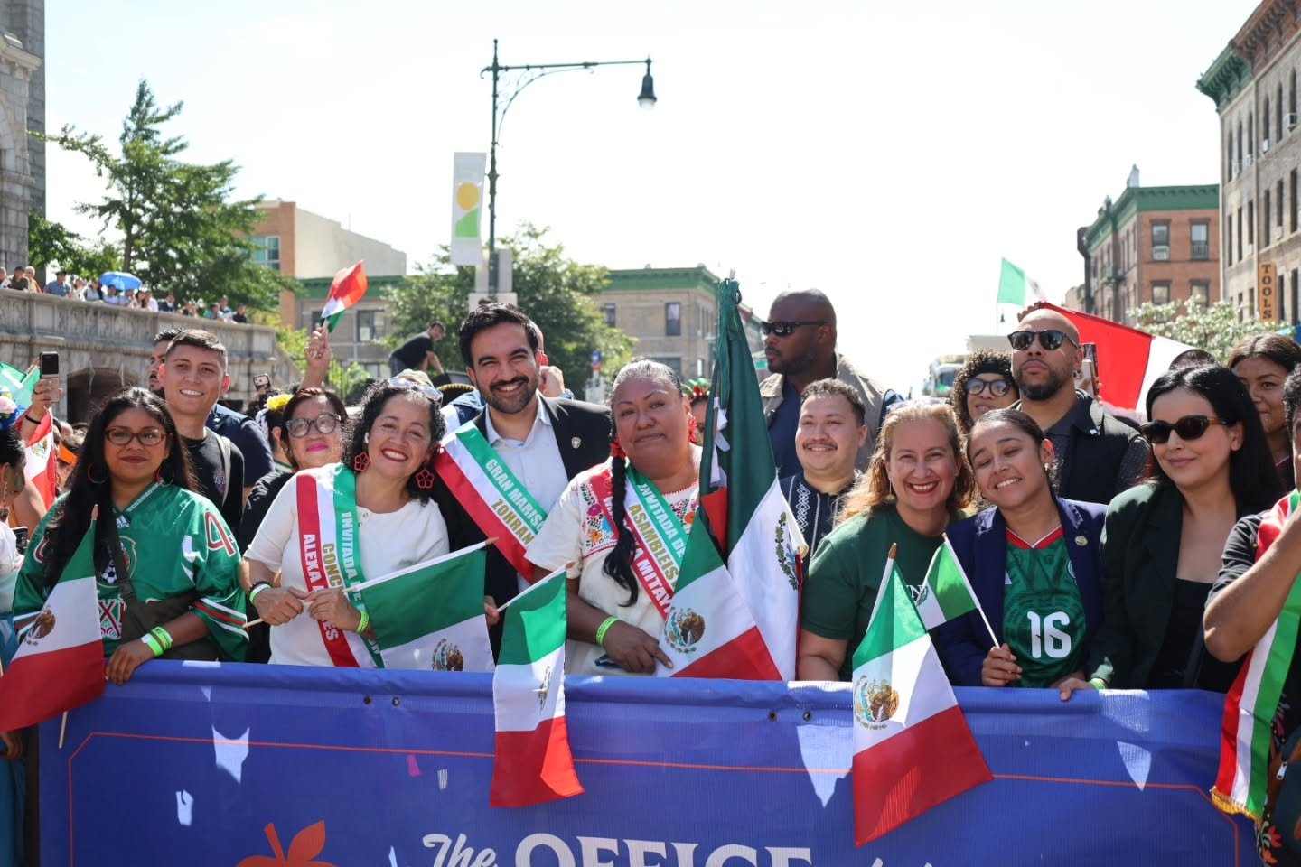 Zohran Mamdani hace historia: primer alcalde de Nueva York en marchar en desfile por la Independencia de México