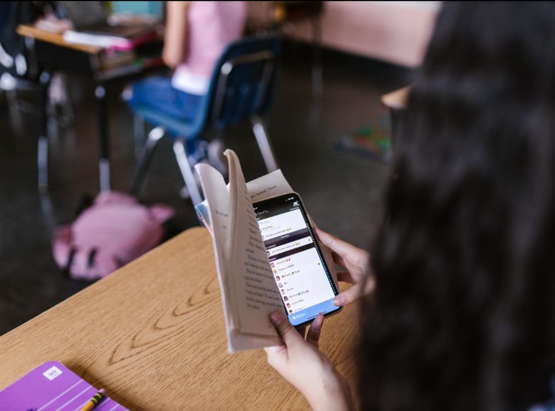 81% de maestros pide reglas para el uso de celulares en las escuelas; SEP prepara lineamientos nacionales