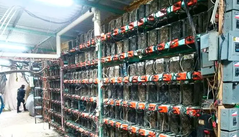 Crimen organizado explora las criptomonedas: hallan granja clandestina con 300 GPU en Puebla