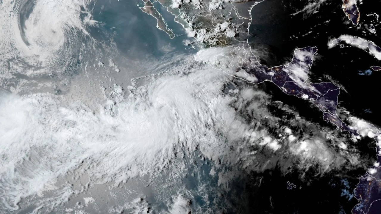 Karina amenaza con convertirse en huracán: así avanzará la tormenta por el Pacífico