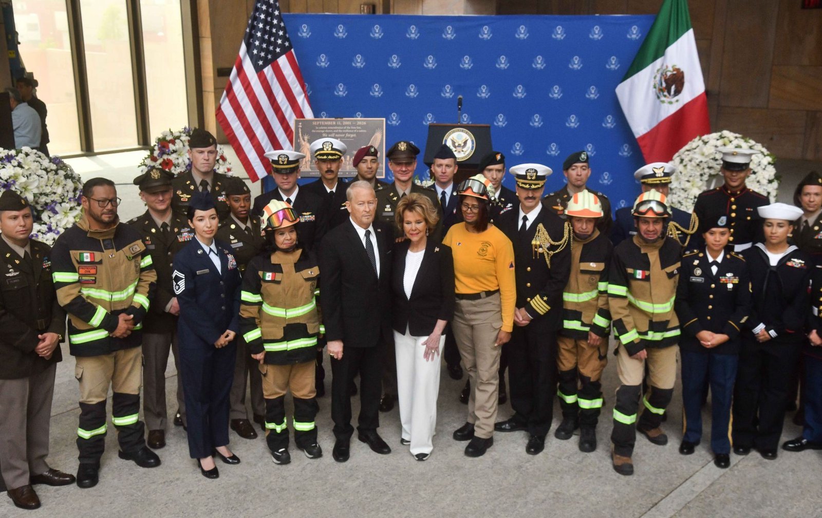Embajador de EE.UU. en México reconoce a los Topos durante homenaje por el 11-S