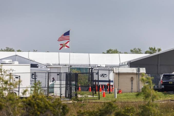 “Alligator Alcatraz”: jaulas al aire libre y condiciones insalubres para migrantes