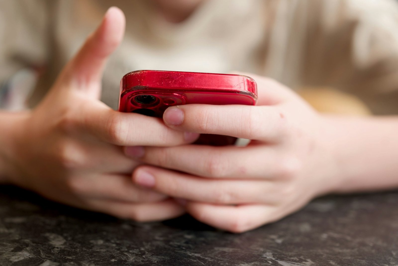 SEP acuerda regular uso de celulares en las escuelas para reducir las pantallas