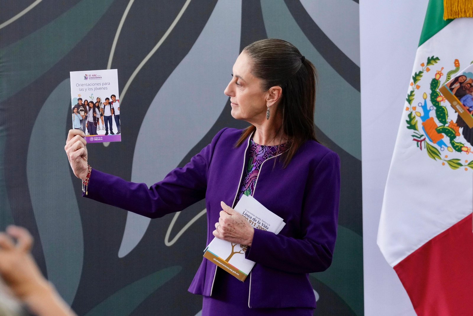 Secundarias y preparatorias tendrán una hora semanal de salud emocional; SEP distribuirá 16 millones de guías