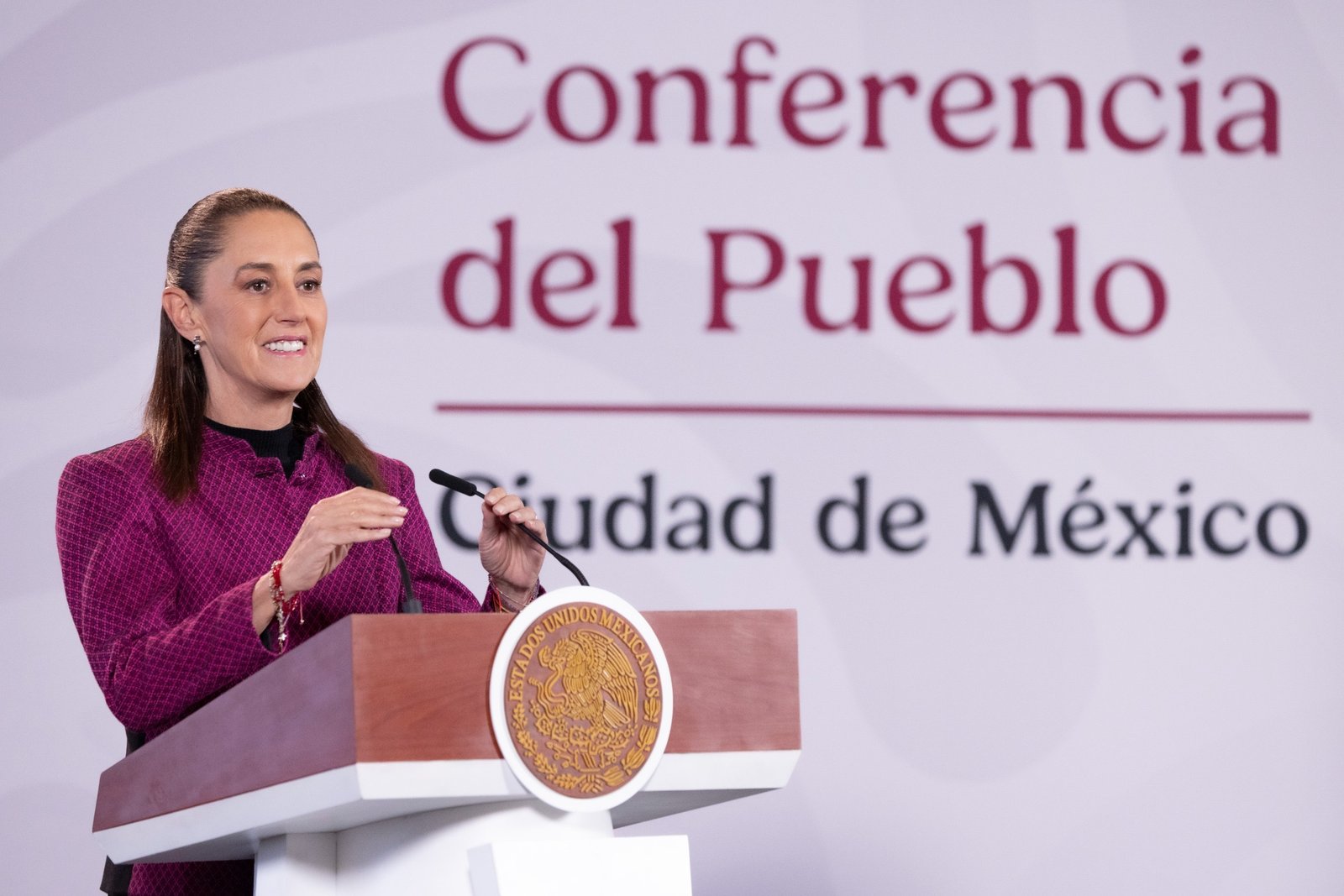 Sheinbaum reclama a EU por envío de mexicanos a terceros países y anuncia informe sobre Ayotzinapa