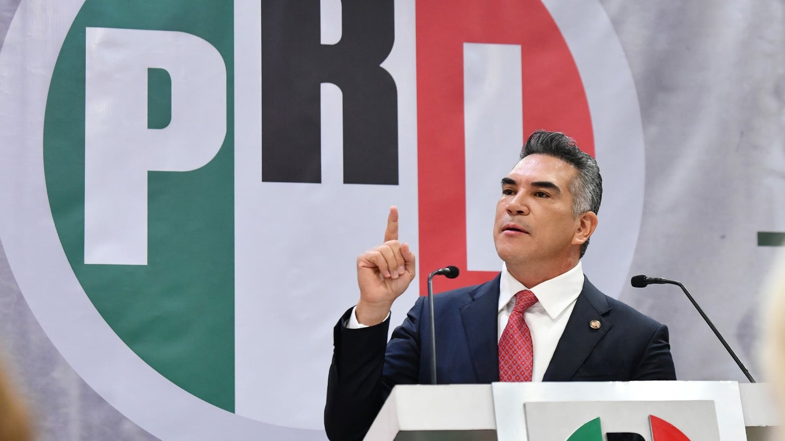 “Eres una vergüenza”: increpan a ‘Alito’ Moreno durante gira del PRI en Tlaxcala
