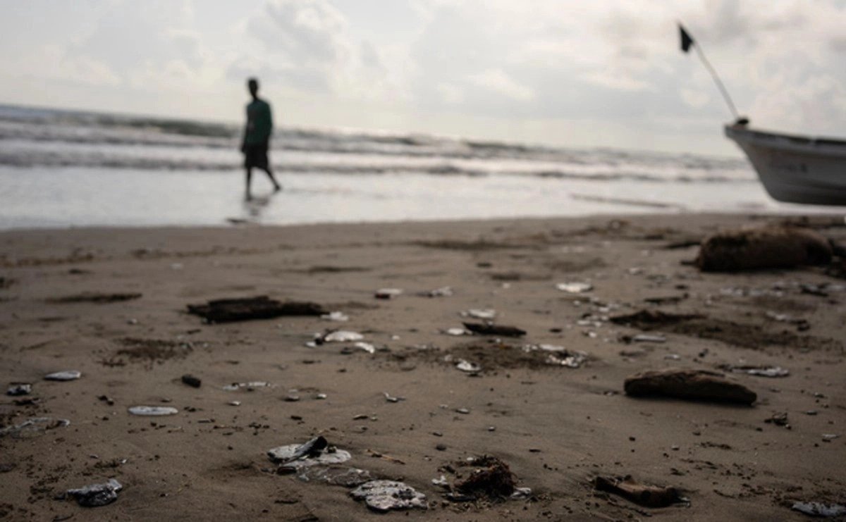 Marina apoya a Pemex ante fuga de petróleo en aguas de Campeche