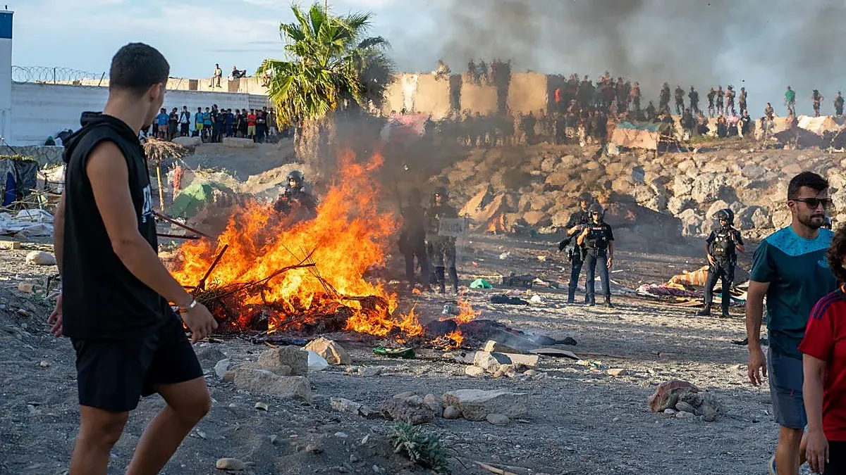 Violencia y xenofobia sacuden Ceuta: incendian campamento de migrantes